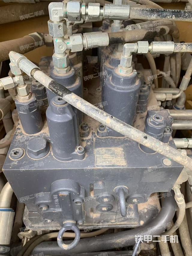 回轉(zhuǎn)馬達(dá)和主控閥(整機(jī)外觀) 回轉(zhuǎn)馬達(dá)和主控閥(整機(jī)外觀)