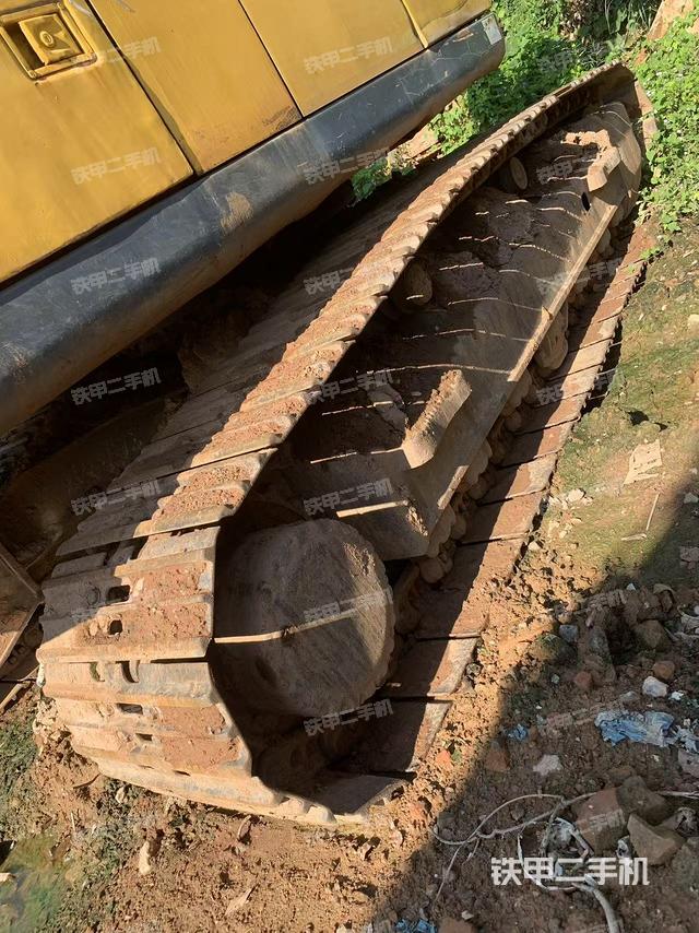 單側(cè)履帶整體(整機(jī)外觀) 單側(cè)履帶整體(整機(jī)外觀)