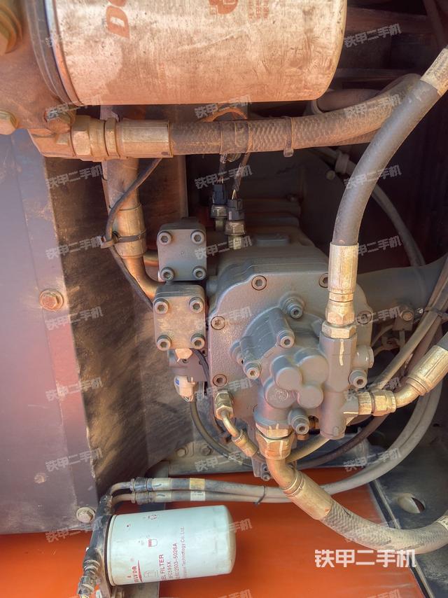 液壓泵艙室正面整體(整機(jī)外觀) 液壓泵艙室正面整體(整機(jī)外觀)