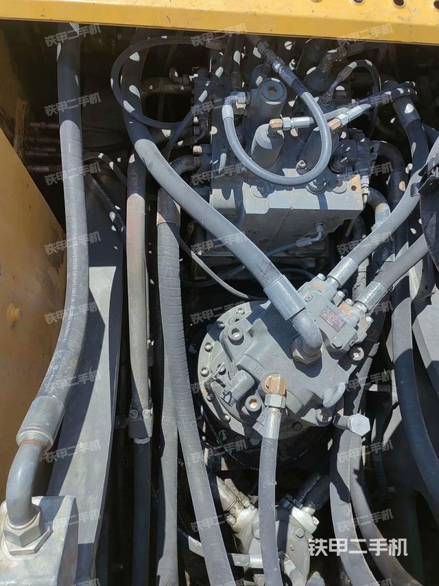 回轉(zhuǎn)馬達(dá)和主控閥(整機(jī)外觀) 回轉(zhuǎn)馬達(dá)和主控閥(整機(jī)外觀)