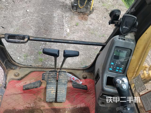 行走控制手柄和踏板?俯拍(駕駛室部分) 行走控制手柄和踏板?俯拍(駕駛室部分)