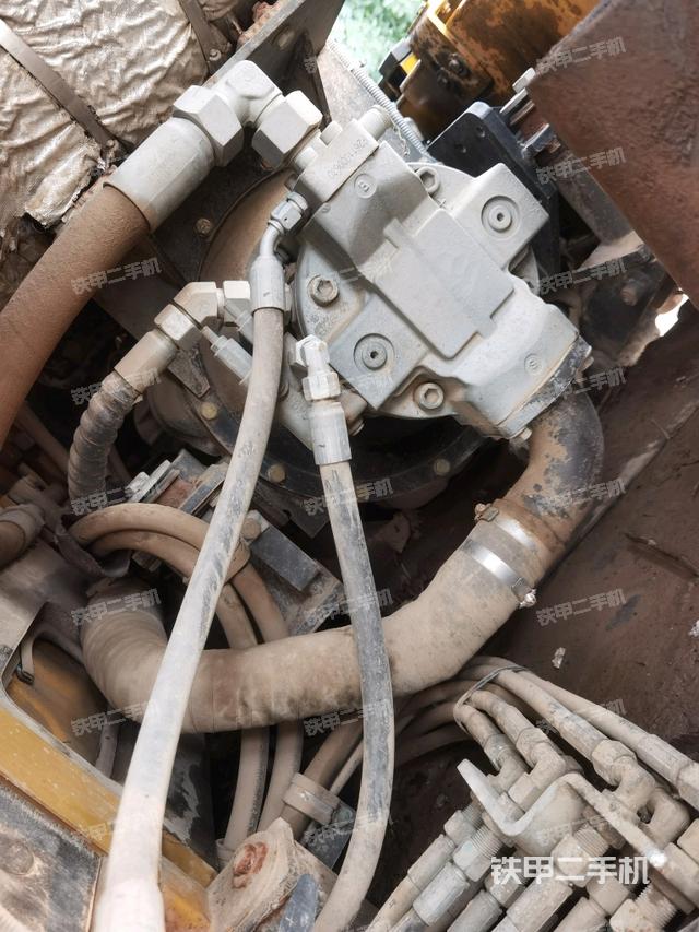 液压泵舱室正面整体（整机外观）