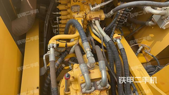 回轉(zhuǎn)馬達(dá)和主控閥(整機(jī)外觀) 回轉(zhuǎn)馬達(dá)和主控閥(整機(jī)外觀)