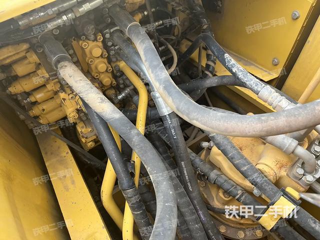 回轉(zhuǎn)馬達和主控閥(整機外觀) 回轉(zhuǎn)馬達和主控閥(整機外觀)