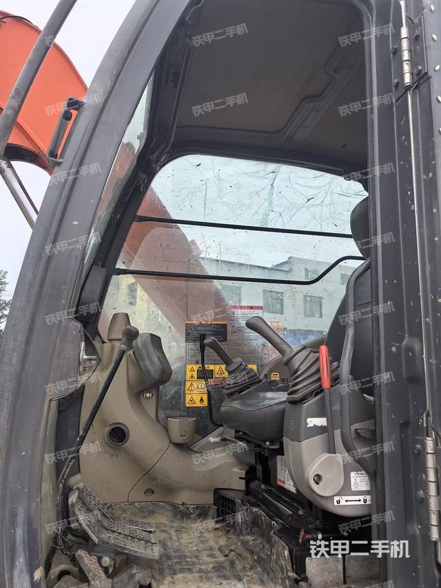 驾驶室整体(整机外观) 驾驶室整体(整机外观)