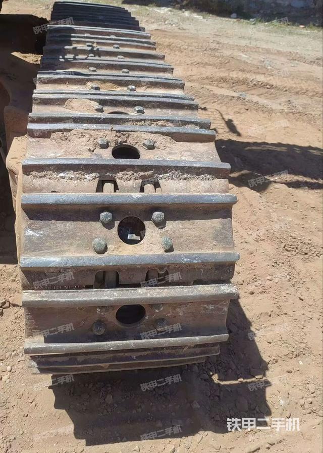 单侧履带整体(整机外观) 单侧履带整体(整机外观)