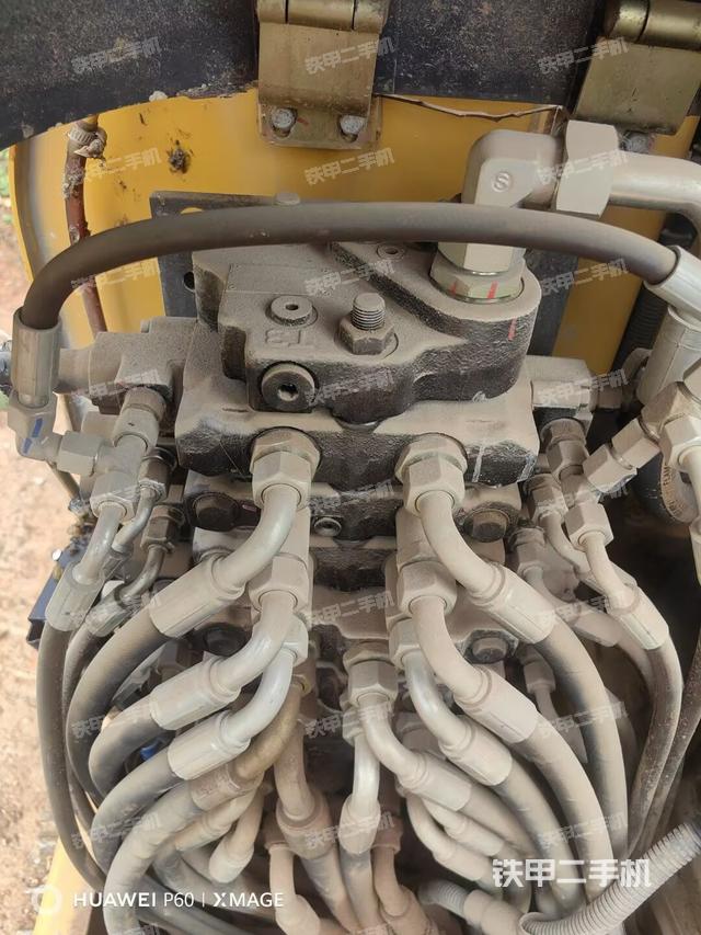 回转马达和主控阀(整机外观) 回转马达和主控阀(整机外观)