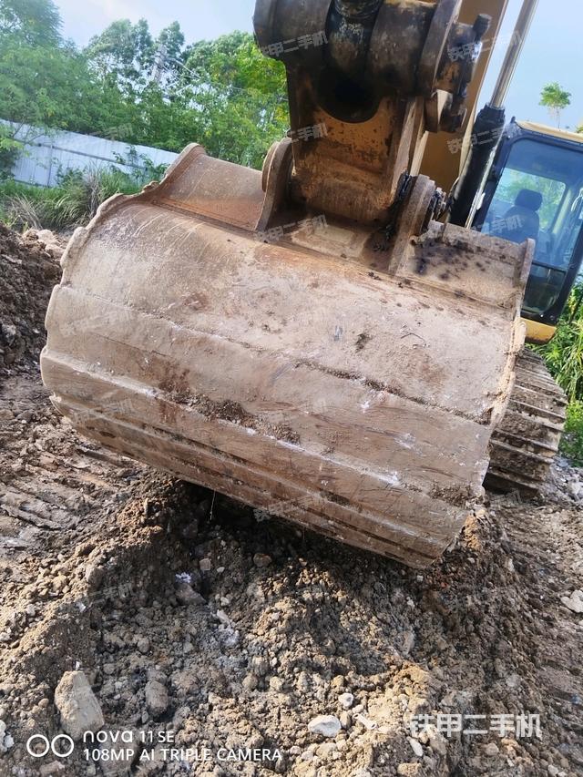 鏟斗右后整體(工作和回轉(zhuǎn)裝置) 鏟斗右后整體(工作和回轉(zhuǎn)裝置)