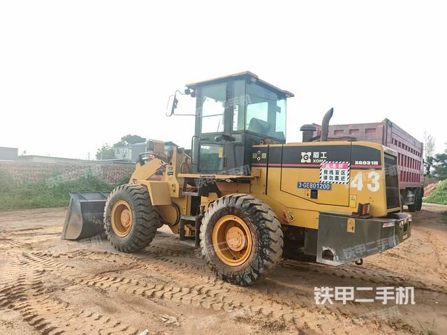 駕駛室工作臺(整機(jī)外觀及大件) 駕駛室工作臺(整機(jī)外觀及大件)