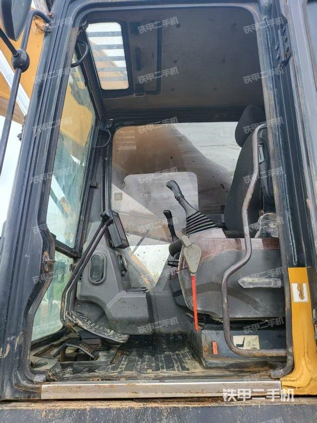 駕駛室整體(整機(jī)外觀) 駕駛室整體(整機(jī)外觀)