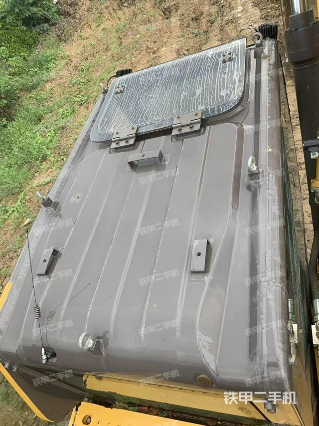 駕駛室頂部(整機(jī)外觀) 駕駛室頂部(整機(jī)外觀)