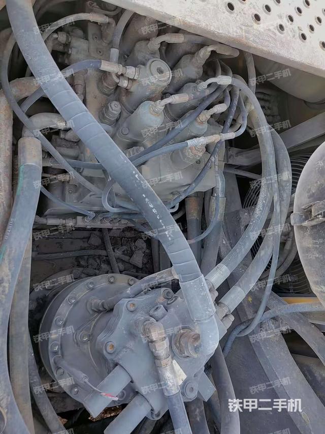 回转马达和主控阀(整机外观) 回转马达和主控阀(整机外观)