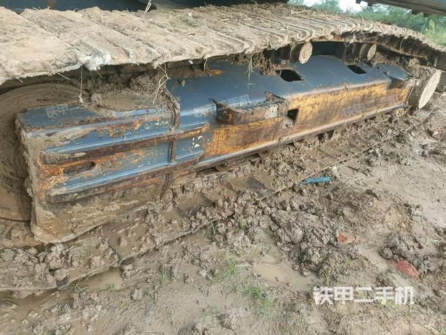 单侧履带整体(整机外观) 单侧履带整体(整机外观)