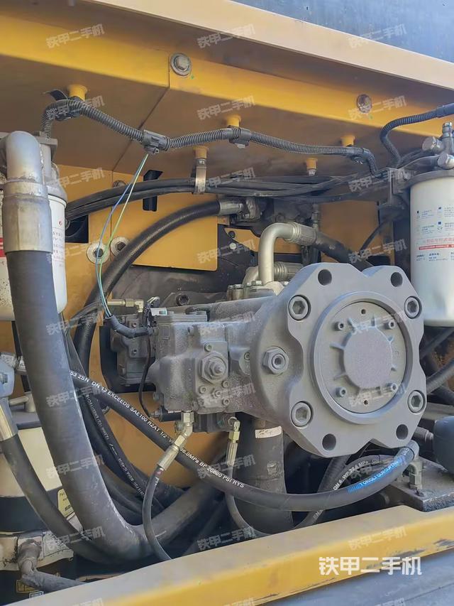 液压泵舱室正面整体(整机外观) 液压泵舱室正面整体(整机外观)