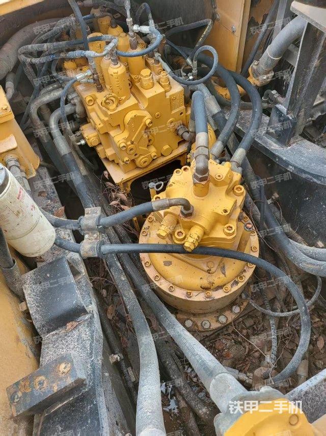 回轉(zhuǎn)馬達(dá)和主控閥(整機(jī)外觀) 回轉(zhuǎn)馬達(dá)和主控閥(整機(jī)外觀)