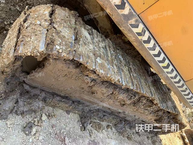 单侧履带整体(整机外观) 单侧履带整体(整机外观)