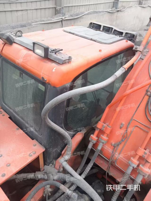 駕駛室頂部(整機外觀) 駕駛室頂部(整機外觀)