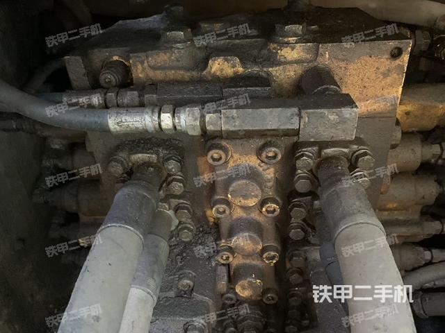 回轉馬達和主控閥(整機外觀) 回轉馬達和主控閥(整機外觀)