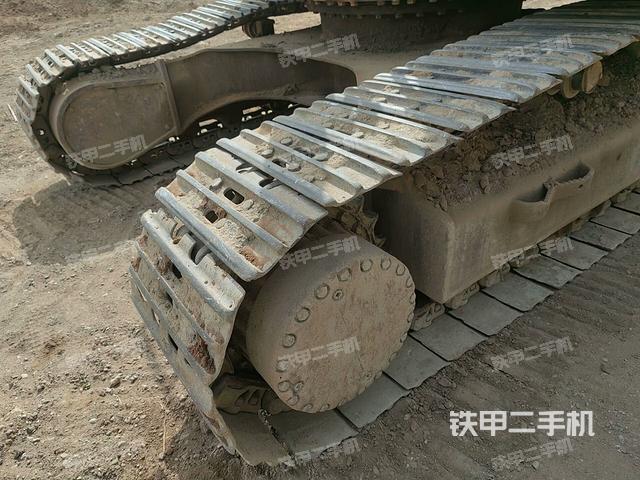 單側(cè)履帶整體(整機(jī)外觀) 單側(cè)履帶整體(整機(jī)外觀)