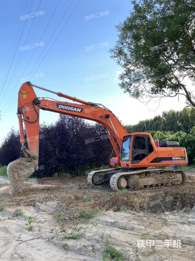 驾驶室顶部(整机外观) 驾驶室顶部(整机外观)