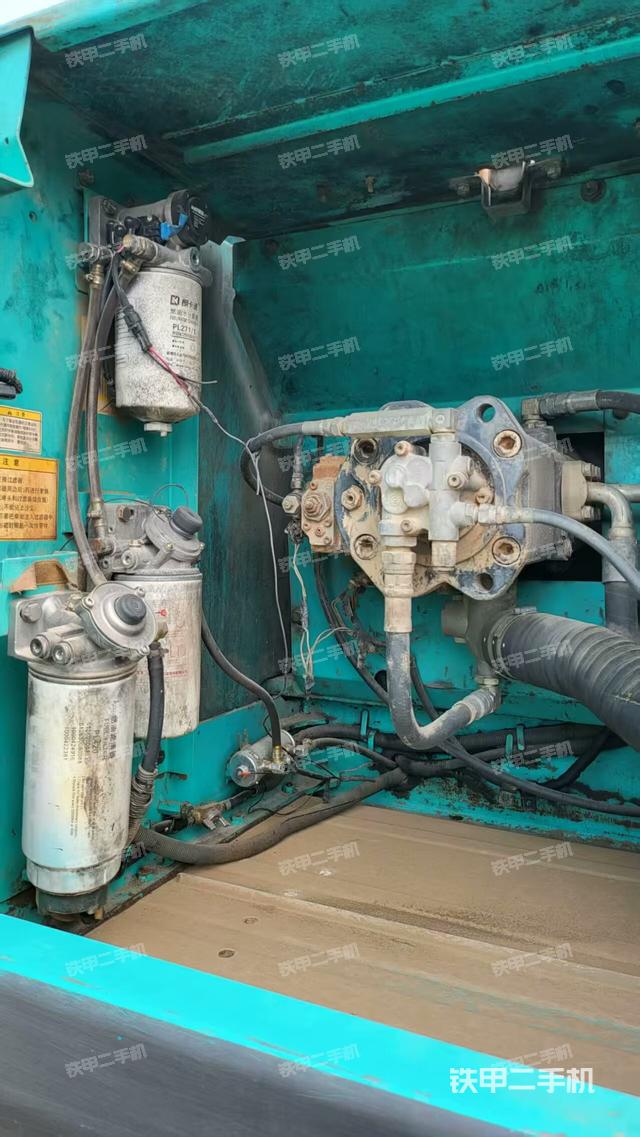 液压泵舱室正面整体(整机外观) 液压泵舱室正面整体(整机外观)