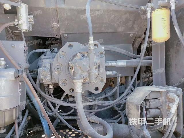 液壓泵艙室正面整體（整機外觀）