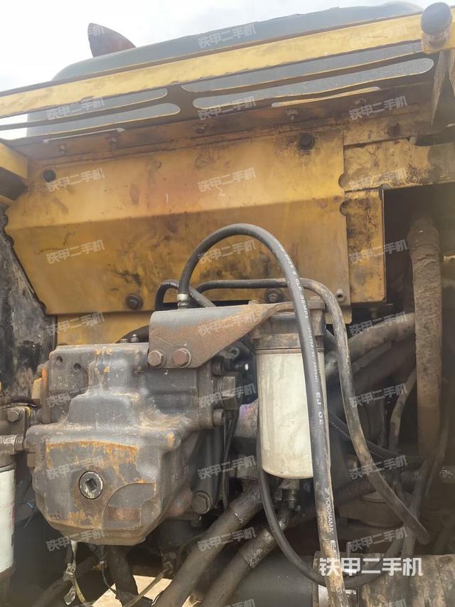 液压泵舱室正面整体(整机外观) 液压泵舱室正面整体(整机外观)