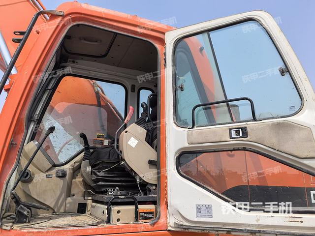 驾驶室整体(整机外观) 驾驶室整体(整机外观)