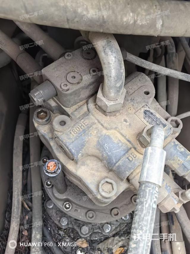 回转马达和主控阀(整机外观) 回转马达和主控阀(整机外观)