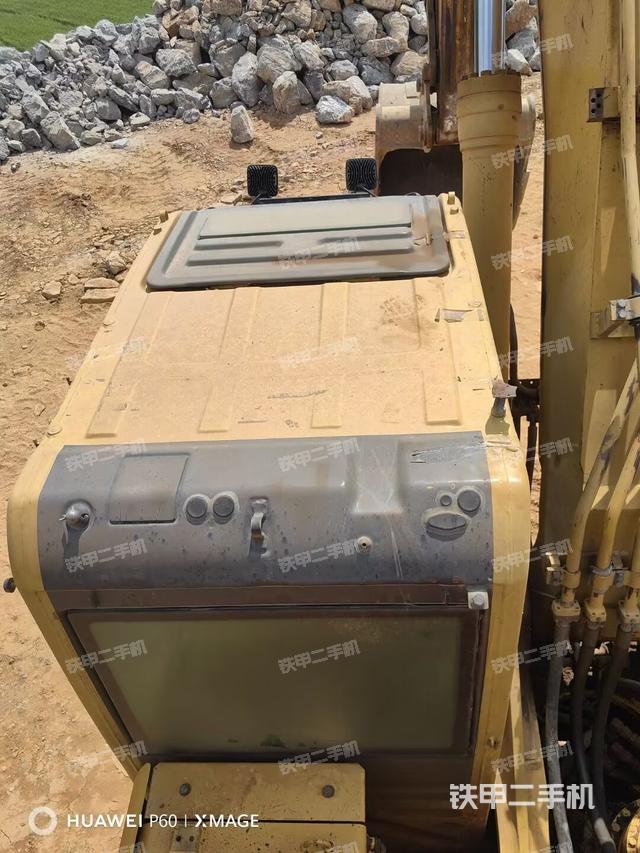 驾驶室顶部(整机外观) 驾驶室顶部(整机外观)