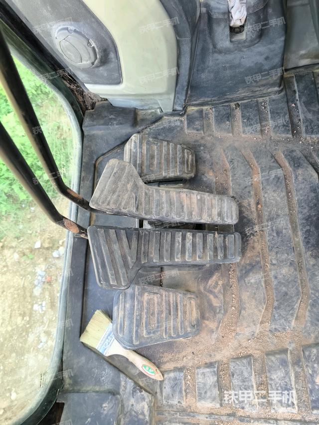 后窗玻璃角標(駕駛室部分) 后窗玻璃角標(駕駛室部分)