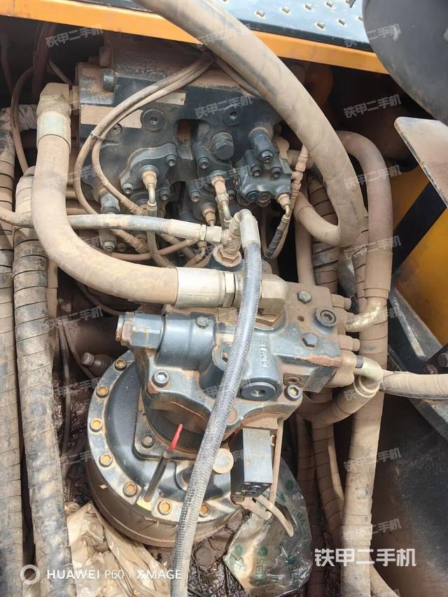 回转马达和主控阀(整机外观) 回转马达和主控阀(整机外观)