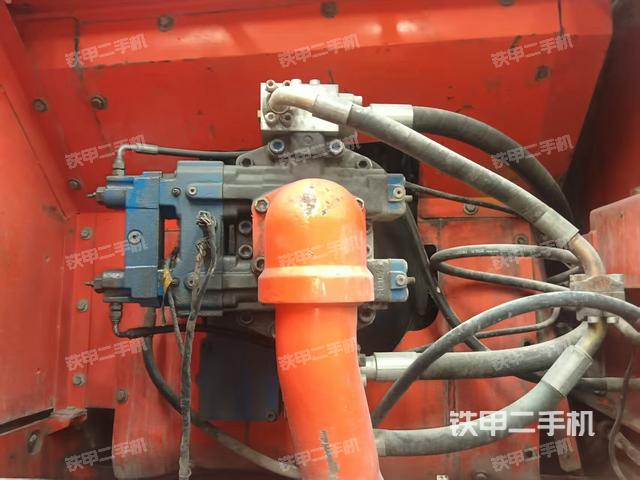 液壓泵艙室正面整體(整機外觀) 液壓泵艙室正面整體(整機外觀)