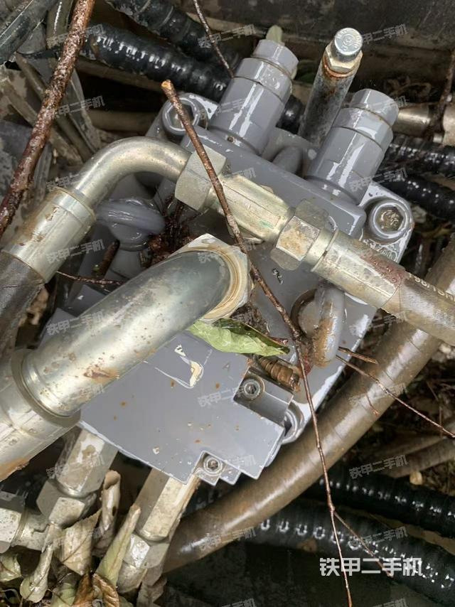 回轉(zhuǎn)馬達(dá)和主控閥(整機(jī)外觀) 回轉(zhuǎn)馬達(dá)和主控閥(整機(jī)外觀)