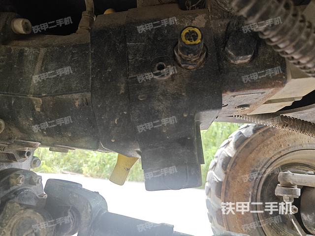 回轉馬達和主控閥(整機外觀) 回轉馬達和主控閥(整機外觀)