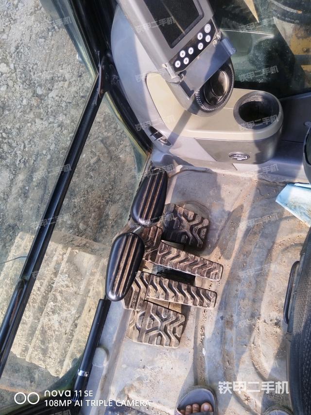 行走控制手柄和踏板?俯拍(駕駛室部分) 行走控制手柄和踏板?俯拍(駕駛室部分)