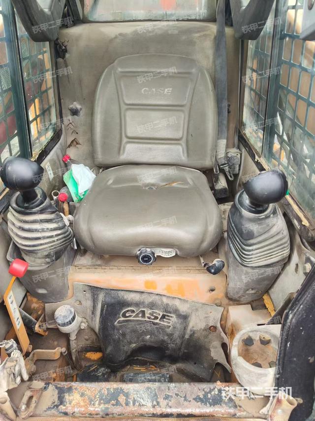 駕駛室操作臺（設(shè)備外觀及核心部件）