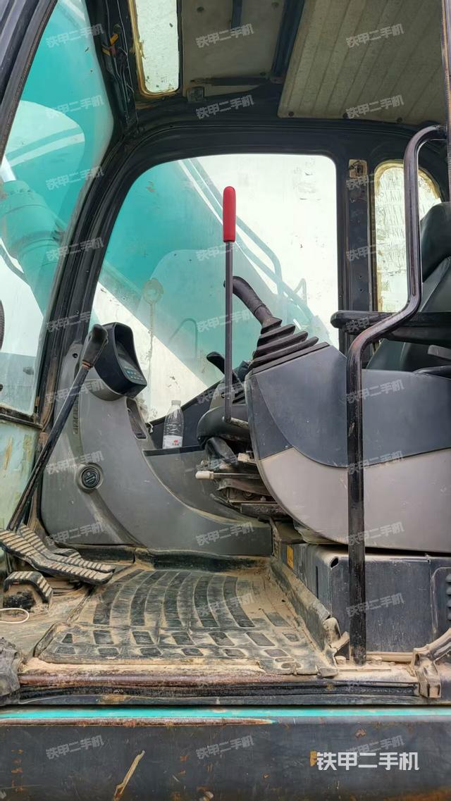 驾驶室整体(整机外观) 驾驶室整体(整机外观)