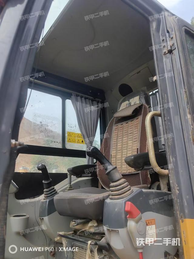 驾驶室整体(整机外观) 驾驶室整体(整机外观)