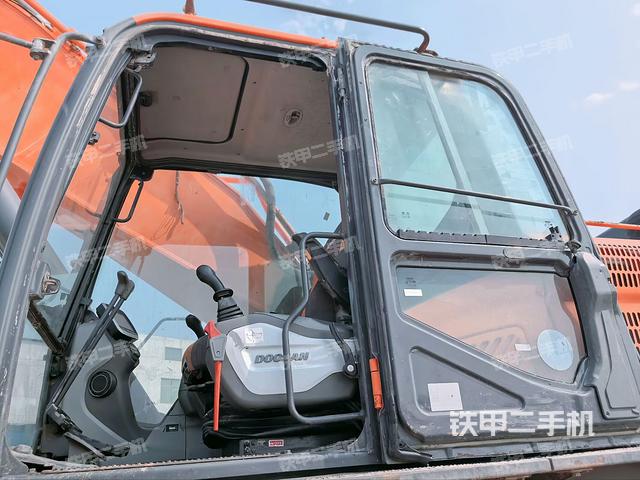 驾驶室整体(整机外观) 驾驶室整体(整机外观)