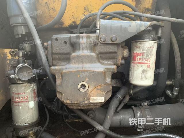 液壓泵艙室正面整體(整機外觀) 液壓泵艙室正面整體(整機外觀)