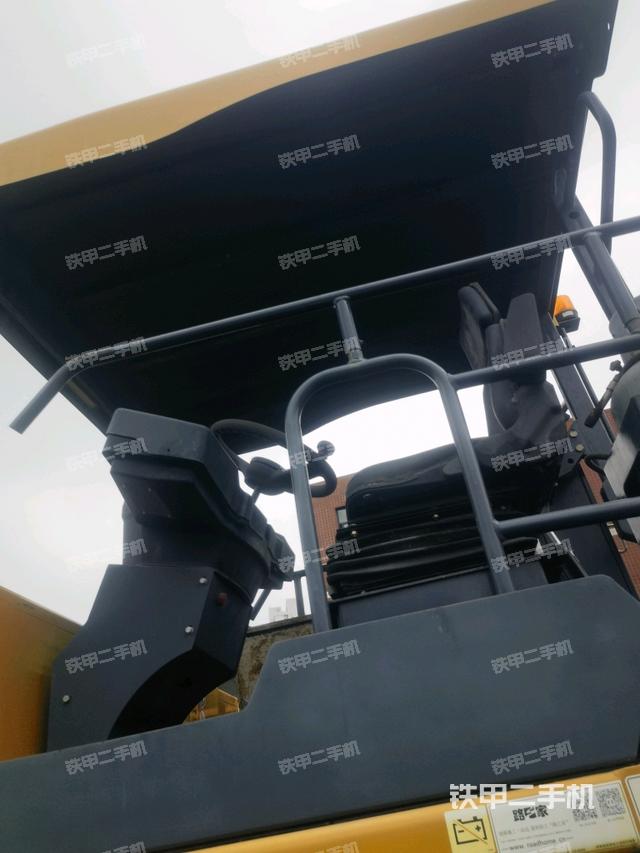 駕駛室操作臺(tái)(設(shè)備外觀及核心部件) 駕駛室操作臺(tái)(設(shè)備外觀及核心部件)