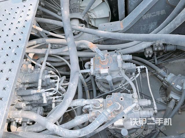 回转马达和主控阀(整机外观) 回转马达和主控阀(整机外观)