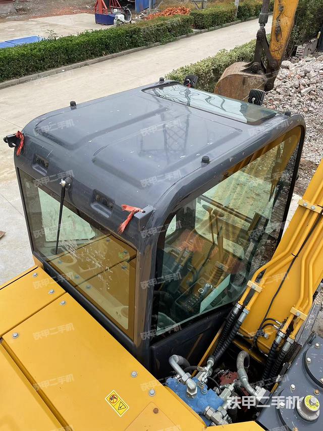 駕駛室頂部(整機(jī)外觀) 駕駛室頂部(整機(jī)外觀)