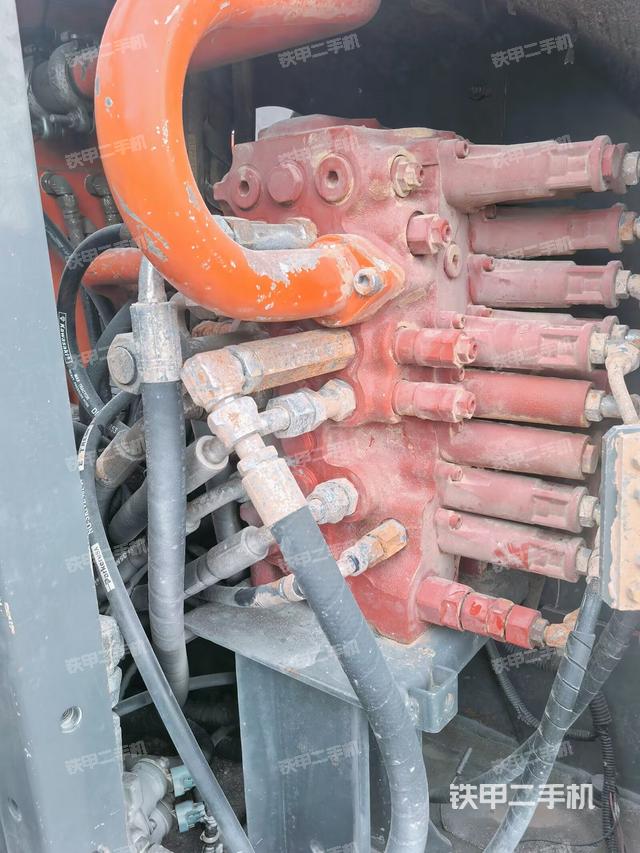 回转马达和主控阀(整机外观) 回转马达和主控阀(整机外观)