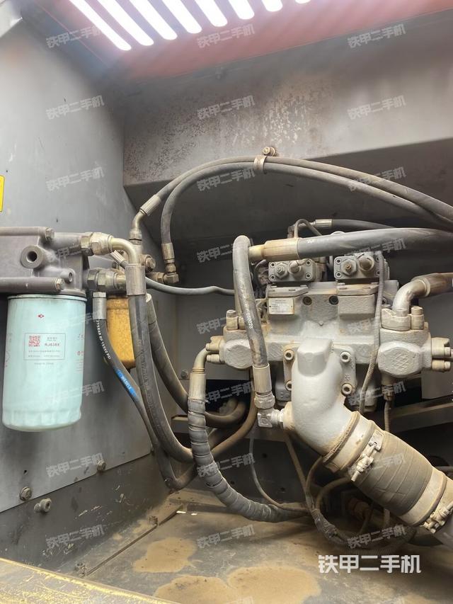 液壓泵艙室正面整體(整機(jī)外觀) 液壓泵艙室正面整體(整機(jī)外觀)