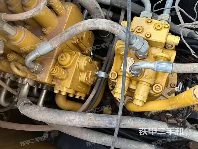 回轉(zhuǎn)馬達(dá)和主控閥(整機(jī)外觀) 回轉(zhuǎn)馬達(dá)和主控閥(整機(jī)外觀)