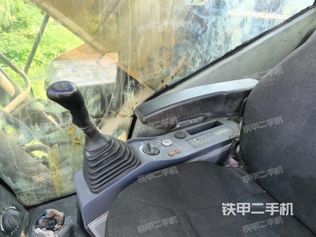 行走控制手柄和踏板?俯拍(駕駛室部分) 行走控制手柄和踏板?俯拍(駕駛室部分)