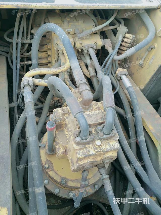 回轉(zhuǎn)馬達(dá)和主控閥(整機(jī)外觀) 回轉(zhuǎn)馬達(dá)和主控閥(整機(jī)外觀)