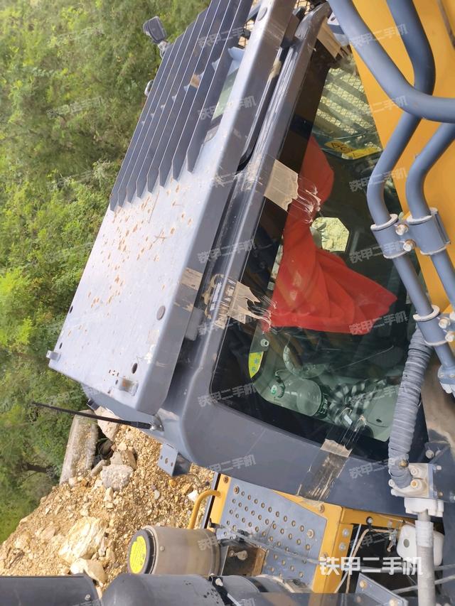 驾驶室顶部(整机外观) 驾驶室顶部(整机外观)